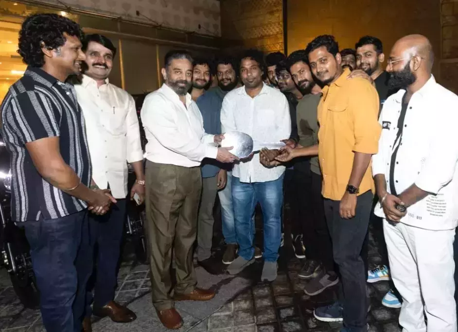 വിക്രമിലെ 13 അസിസ്റ്റന്‍റ് ഡയറക്ടർമാർക്ക് 1 ലക്ഷം വിലയുള്ള ബൈക്ക് സമ്മാനിച്ച് കമൽഹാസൻ