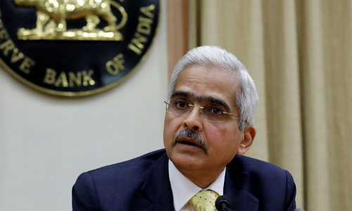 ഇന്ധനതീരുവ കുറച്ചിട്ടും മെരുങ്ങാതെ പണപ്പെരുപ്പം, വായ്പയ്ക്ക് ചെലവേറും; ആർബിഐ നയം പറയുന്നത്