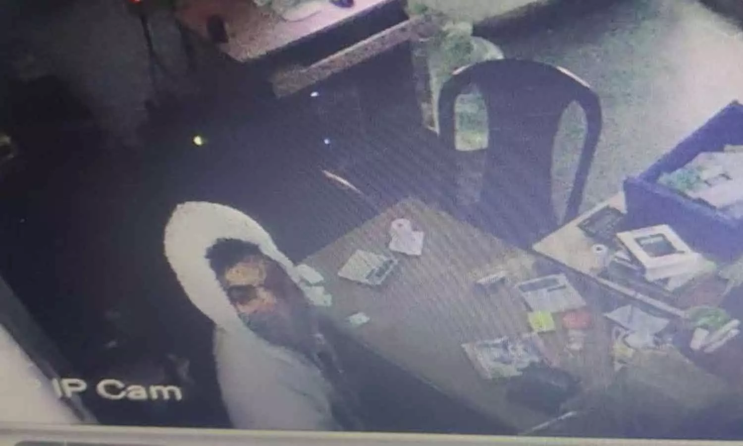 കൊച്ചി ചെറായി പെട്രോൾ പമ്പിലും കവർച്ച; മൊബൈൽ ഫോണും 1,35,000 രൂപയും കവർന്നു കൊച്ചി ചെറായി പെട്രോൾ പമ്പിലും കവർച്ച; മൊബൈൽ ഫോണും 1,35,000 രൂപയും കവർന്നു