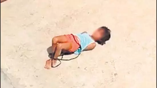 ഹോംവര്ക്ക് ചെയ്തില്ല; അഞ്ചു വയസുകാരിയെ കയ്യും കാലും കെട്ടി അമ്മ ചുട്ടുപൊള്ളുന്ന ടെറസിലിട്ടു ഹോംവര്ക്ക് ചെയ്തില്ല; അഞ്ചു വയസുകാരിയെ കയ്യും കാലും കെട്ടി അമ്മ ചുട്ടുപൊള്ളുന്ന ടെറസിലിട്ടു