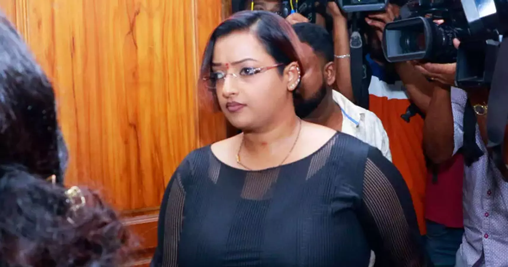 എവിടന്ന് പൊട്ടുമെന്ന് നാളെ നോക്കാം; വോയ്സ് ക്ലിപ്പിൽ സ്വപ്ന സുരേഷ് എവിടന്ന് പൊട്ടുമെന്ന് നാളെ നോക്കാം; വോയ്സ് ക്ലിപ്പിൽ സ്വപ്ന സുരേഷ്