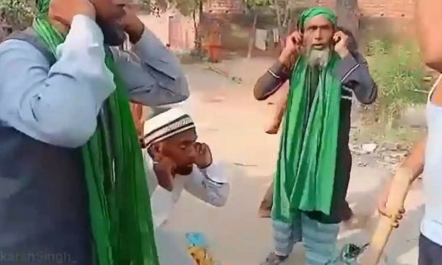 ഉത്തർപ്രദേശിൽ ഫക്കീറുമാരെ ഭീഷണിപ്പെടുത്തി ജയ് ശ്രീറാം വിളിപ്പിച്ചു; ഏത്തമിടീക്കലും മർദനവും ഉത്തർപ്രദേശിൽ ഫക്കീറുമാരെ ഭീഷണിപ്പെടുത്തി ജയ് ശ്രീറാം വിളിപ്പിച്ചു; ഏത്തമിടീക്കലും മർദനവും