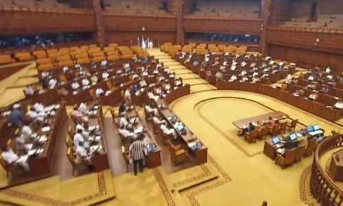 കുഞ്ഞിന്റെ മൃതദേഹവുമായി മൂന്ന് കിലോമീറ്റർ നടന്നതിന് മറുപടി പറയണമെന്ന് പ്രതിപക്ഷം; സഹായം കിട്ടാത്തത് കൊണ്ടല്ല കുട്ടി മരിച്ചതെന്ന് മന്ത്രി കുഞ്ഞിന്റെ മൃതദേഹവുമായി മൂന്ന് കിലോമീറ്റർ നടന്നതിന് മറുപടി പറയണമെന്ന് പ്രതിപക്ഷം; സഹായം കിട്ടാത്തത് കൊണ്ടല്ല കുട്ടി മരിച്ചതെന്ന് മന്ത്രി