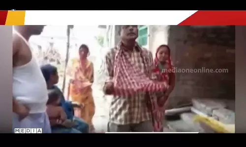 മകന്റെ മൃതദേഹം വിട്ടുകിട്ടാൻ 50,000 രൂപ കൈക്കൂലി ആവശ്യപ്പെട്ടു; ഭിക്ഷയാചിച്ച് പ്രായമായ ദമ്പതിമാർ