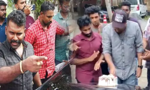ജാമ്യം ലഭിച്ചു, ആലപ്പുഴ കോടതി വളപ്പിൽ കേക്ക് മുറിച്ച് ആഘോഷിച്ച് ഗുണ്ടകള്‍