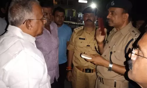 പ്രവാചക നിന്ദക്കെതിരെ പ്രതിഷേധിച്ചതിന് പൊലീസ് വേട്ടയാടൽ; കാൺപൂരിലെത്തിയ ഇ.ടിയെയും സംഘത്തെയും തടഞ്ഞു പ്രവാചക നിന്ദക്കെതിരെ പ്രതിഷേധിച്ചതിന് പൊലീസ് വേട്ടയാടൽ; കാൺപൂരിലെത്തിയ ഇ.ടിയെയും സംഘത്തെയും തടഞ്ഞു