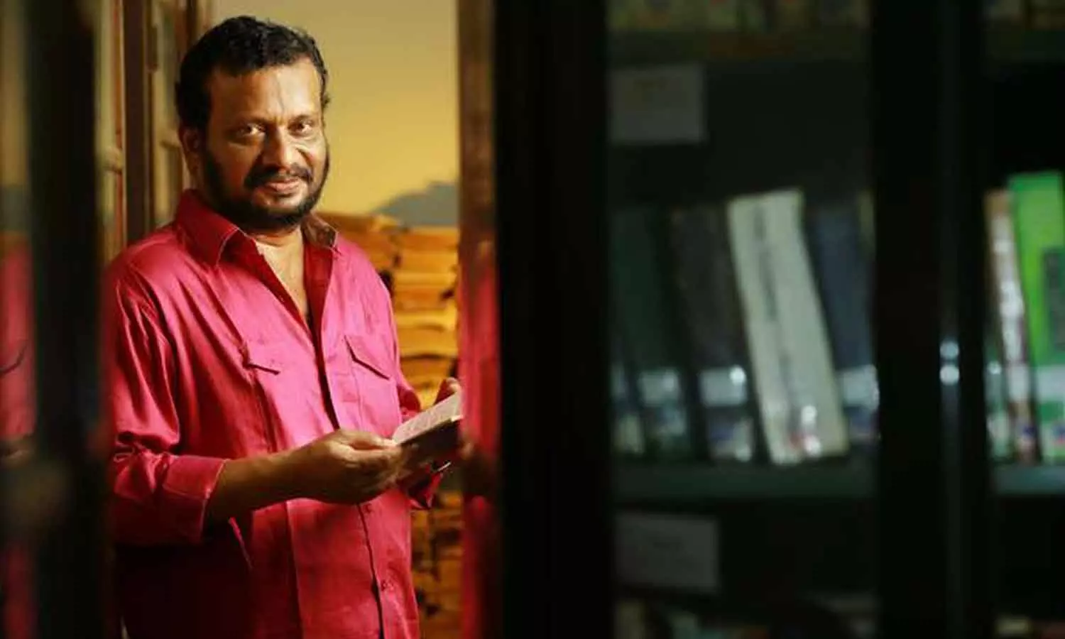 ലൈംഗികച്ചുവയോടെ സംസാരിച്ചെന്ന് യുവതിയുടെ പരാതി; കഥാകൃത്ത് വി.ആർ സുധീഷിനെതിരെ കേസ് ലൈംഗികച്ചുവയോടെ സംസാരിച്ചെന്ന് യുവതിയുടെ പരാതി; കഥാകൃത്ത് വി.ആർ സുധീഷിനെതിരെ കേസ്