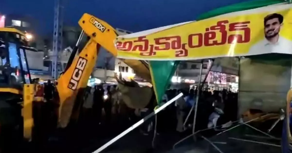 ആന്ധ്രയിലും ബുൾഡോസർ രാഷ്ട്രീയം; ടിഡിപിയുടെ അണ്ണാ ക്യാൻറീൻ തകർത്തു ആന്ധ്രയിലും ബുൾഡോസർ രാഷ്ട്രീയം; ടിഡിപിയുടെ അണ്ണാ ക്യാൻറീൻ തകർത്തു