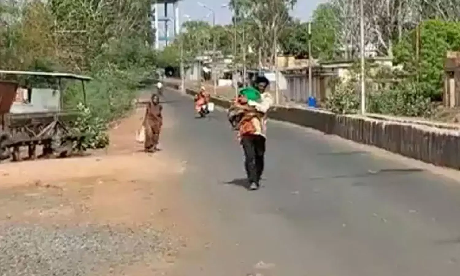 മൃതദേഹം കൊണ്ടു പോകാൻ ആംബുലൻസ് ഇല്ല; നാല് വയസുകാരിയുടെ മൃതദേഹം തോളിൽ ചുമന്ന് പിതാവ് മൃതദേഹം കൊണ്ടു പോകാൻ ആംബുലൻസ് ഇല്ല; നാല് വയസുകാരിയുടെ മൃതദേഹം തോളിൽ ചുമന്ന് പിതാവ്