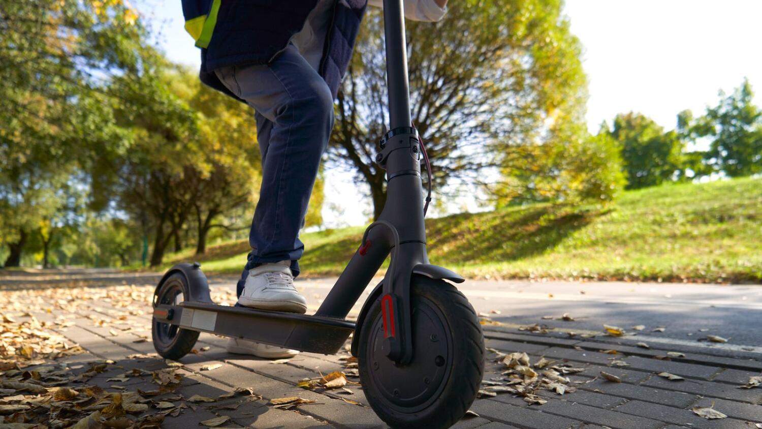 ഇ-സ്‌കൂട്ടറുകളില്‍ ഗ്യാസ് സിലിണ്ടറുകളോ ചരക്കുകളോ   കൊണ്ടുപോകുന്നത് നിയമവിരുദ്ധമെന്ന് മുന്നറിയിപ്പ്