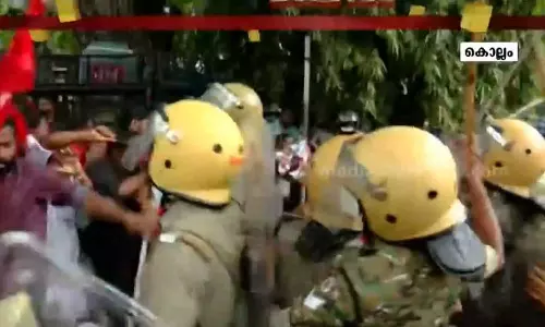 മുഖ്യമന്ത്രിയുടെ രാജി ആവശ്യപ്പെട്ടുള്ള മാർച്ചിൽ വ്യാപക സംഘർഷം; കൊല്ലത്ത് സി.ഐക്കും ആർ.വൈ.എഫ് പ്രവർത്തകനും പരിക്കേറ്റു