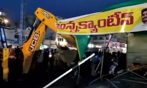 ആന്ധ്രയിലും ബുൾഡോസർ രാഷ്ട്രീയം; ടിഡിപിയുടെ അണ്ണാ ക്യാൻറീൻ തകർത്തു
