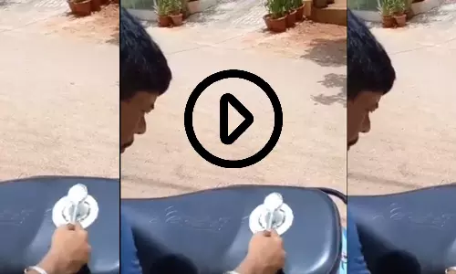 ഗ്യാസും വേണ്ട, തീയും വേണ്ട, സ്‌കൂട്ടറിന്റെ സീറ്റിൽ ചൂടുദോശ ചുട്ടെടുത്ത് യുവാവ്... കൊടുംചൂടിൽ വൈറലായി വീഡിയോ