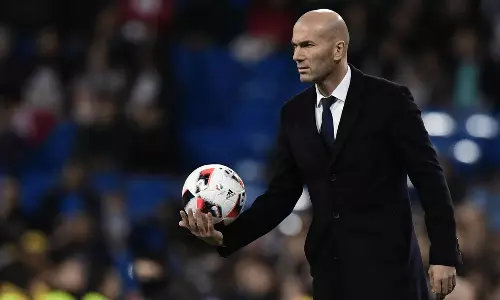 പി.എസ്.ജിയെ പരിശീലിപ്പിക്കാൻ സിദാൻ എത്തണം: മാക്രോൺ