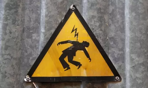 തേങ്ങയിടുന്നതിനിടെ തോട്ടി വൈദ്യുതി ലൈനിൽ തട്ടി; ഷോക്കേറ്റ് അച്ഛനും മകനും മരിച്ചു