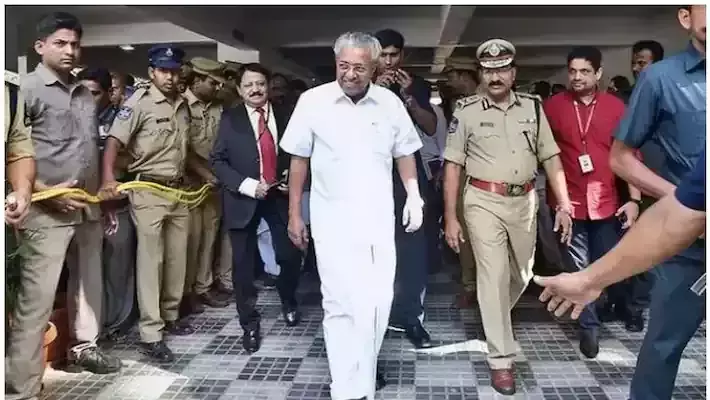 കറുത്ത മാസ്കിന് വിലക്ക്; സുരക്ഷയൊരുക്കാന് 40 അംഗ സംഘം... കോട്ടയത്ത് മുഖ്യമന്ത്രിയെത്തിയത് കനത്ത കാവലില് കറുത്ത മാസ്കിന് വിലക്ക്; സുരക്ഷയൊരുക്കാന് 40 അംഗ സംഘം... കോട്ടയത്ത് മുഖ്യമന്ത്രിയെത്തിയത് കനത്ത കാവലില്