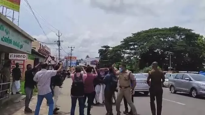 കോട്ടയത്ത് മുഖ്യമന്ത്രിക്കെതിരെ യൂത്ത് കോണ്‍ഗ്രസ് കരിങ്കൊടി