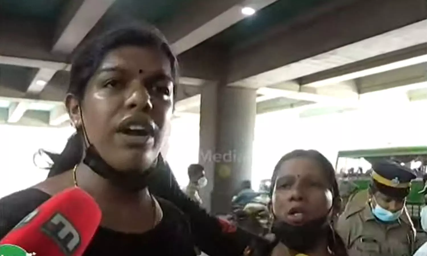കറുത്ത വസ്ത്രം ധരിച്ചതാണോ പ്രശ്നം; കൊച്ചിയിലെ മുഖ്യമന്ത്രിയുടെ പരിപാടിക്ക് സമീപം ട്രാൻസ്‌ജെൻഡേഴ്‌സിനെ തടഞ്ഞു