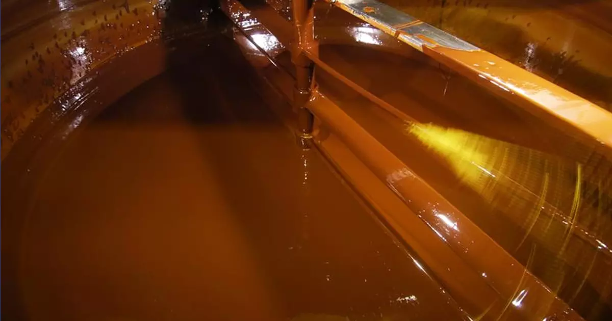 ഫാക്ടറിയിലെ നിറയെ ചോക്ലേറ്റുള്ള ടാങ്കിൽ വീണ ജോലിക്കാരെ രക്ഷപ്പെടുത്തി ഫാക്ടറിയിലെ നിറയെ ചോക്ലേറ്റുള്ള ടാങ്കിൽ വീണ ജോലിക്കാരെ രക്ഷപ്പെടുത്തി