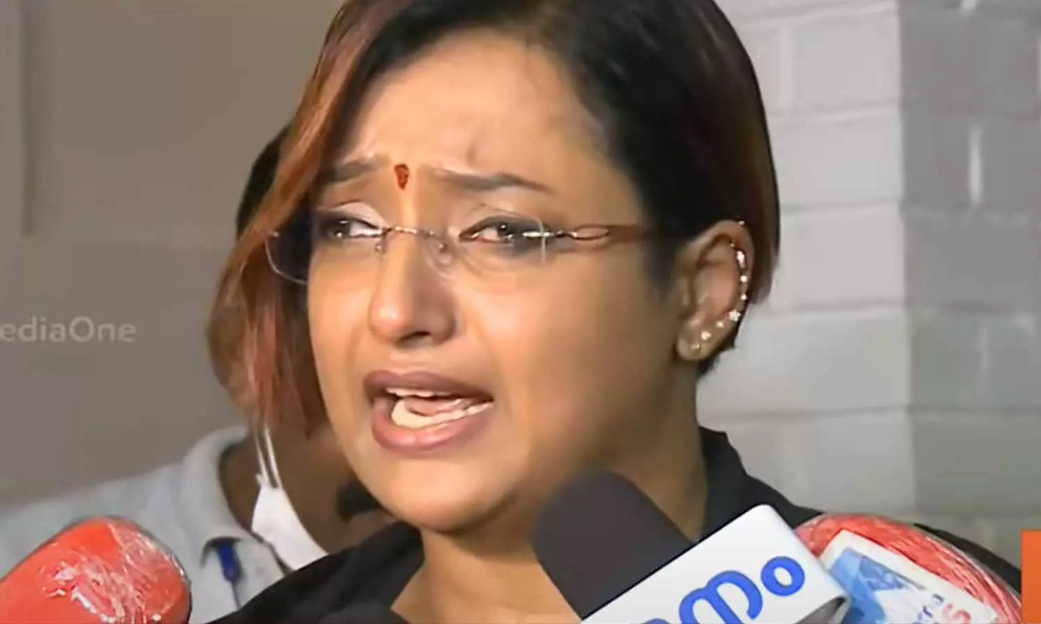 മാധ്യമങ്ങളോട് സംസാരിക്കുന്നതിനിടെ കുഴഞ്ഞുവീണ് സ്വപ്ന മാധ്യമങ്ങളോട് സംസാരിക്കുന്നതിനിടെ കുഴഞ്ഞുവീണ് സ്വപ്ന