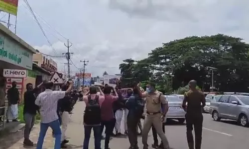 കോട്ടയത്ത് മുഖ്യമന്ത്രിക്കെതിരെ യൂത്ത് കോണ്‍ഗ്രസ് കരിങ്കൊടി