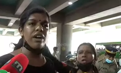 കറുത്ത വസ്ത്രം ധരിച്ചതാണോ പ്രശ്നം; കൊച്ചിയിലെ മുഖ്യമന്ത്രിയുടെ പരിപാടിക്ക് സമീപം ട്രാൻസ്‌ജെൻഡേഴ്‌സിനെ തടഞ്ഞു