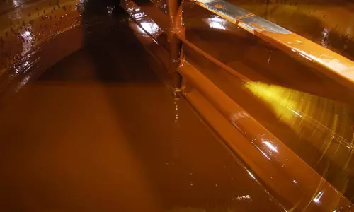 ഫാക്ടറിയിലെ നിറയെ ചോക്ലേറ്റുള്ള ടാങ്കിൽ വീണ ജോലിക്കാരെ രക്ഷപ്പെടുത്തി ഫാക്ടറിയിലെ നിറയെ ചോക്ലേറ്റുള്ള ടാങ്കിൽ വീണ ജോലിക്കാരെ രക്ഷപ്പെടുത്തി