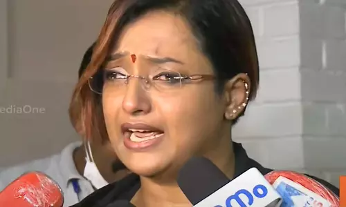 മാധ്യമങ്ങളോട് സംസാരിക്കുന്നതിനിടെ കുഴഞ്ഞുവീണ് സ്വപ്ന മാധ്യമങ്ങളോട് സംസാരിക്കുന്നതിനിടെ കുഴഞ്ഞുവീണ് സ്വപ്ന