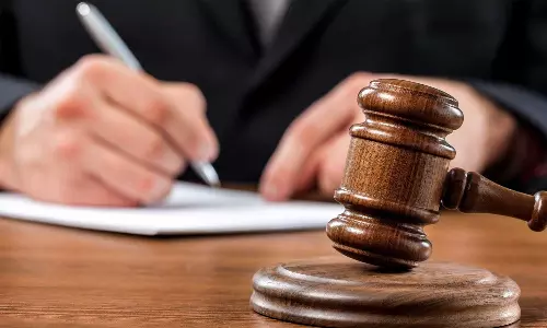 വിദ്യാഭ്യാസം നേടി എന്നതുകൊണ്ടു മാത്രം ഒരു സ്ത്രീയെ ജോലി ചെയ്യാൻ നിർബന്ധിക്കാനാവില്ല: ബോംബെ ഹൈക്കോടതി