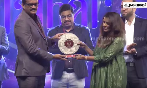 ചലച്ചിത്ര പുരസ്‌കാര ജേതാക്കളായ സിത്താര കൃഷ്ണകുമാറിനെയും ഹിശാം അബ്ദുൽ വഹാബിനെയും മീഡിയവൺ ആദരിച്ചു