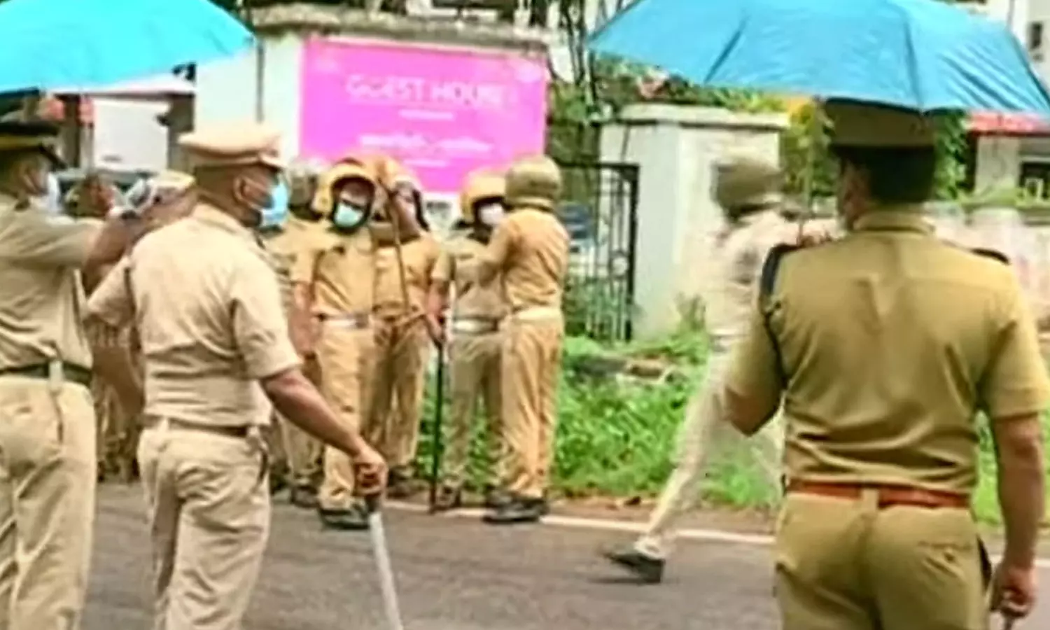 മുഖ്യമന്ത്രിക്കെതിരെ വഴിനീളെ പ്രതിഷേധം, കരിങ്കൊടി പ്രയോഗം; കോഴിക്കോട്ട് വന് സുരക്ഷ മുഖ്യമന്ത്രിക്കെതിരെ വഴിനീളെ പ്രതിഷേധം, കരിങ്കൊടി പ്രയോഗം; കോഴിക്കോട്ട് വന് സുരക്ഷ