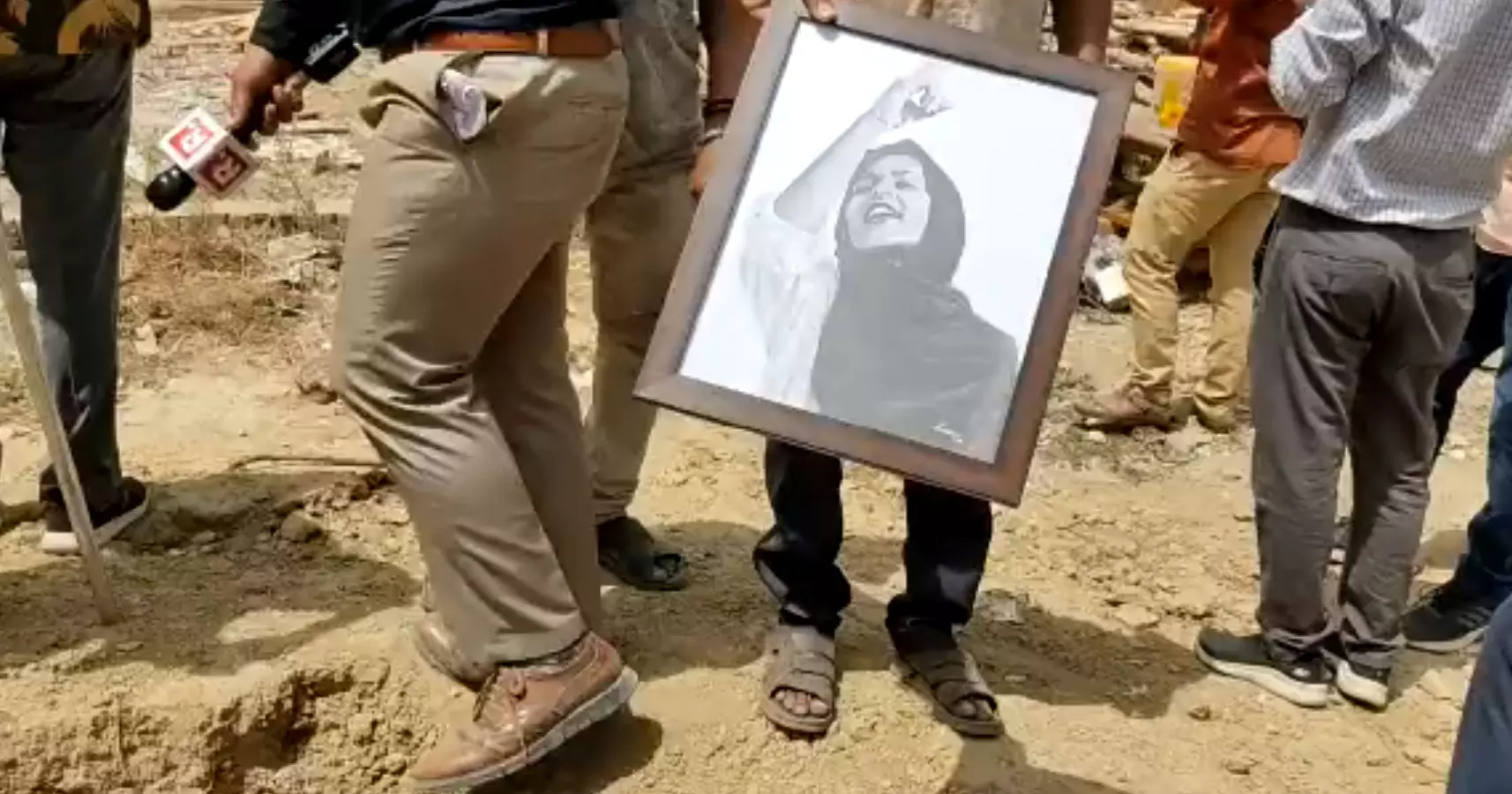 നിങ്ങൾ വീട്ടിൽ സംസാരിക്കുന്നതൊക്കെ എന്താണ്?; പൊലീസ് ചോദിച്ചത് വിചിത്ര ചോദ്യങ്ങളെന്ന് മുഹമ്മദ് ജാവേദിന്റെ മകൾ