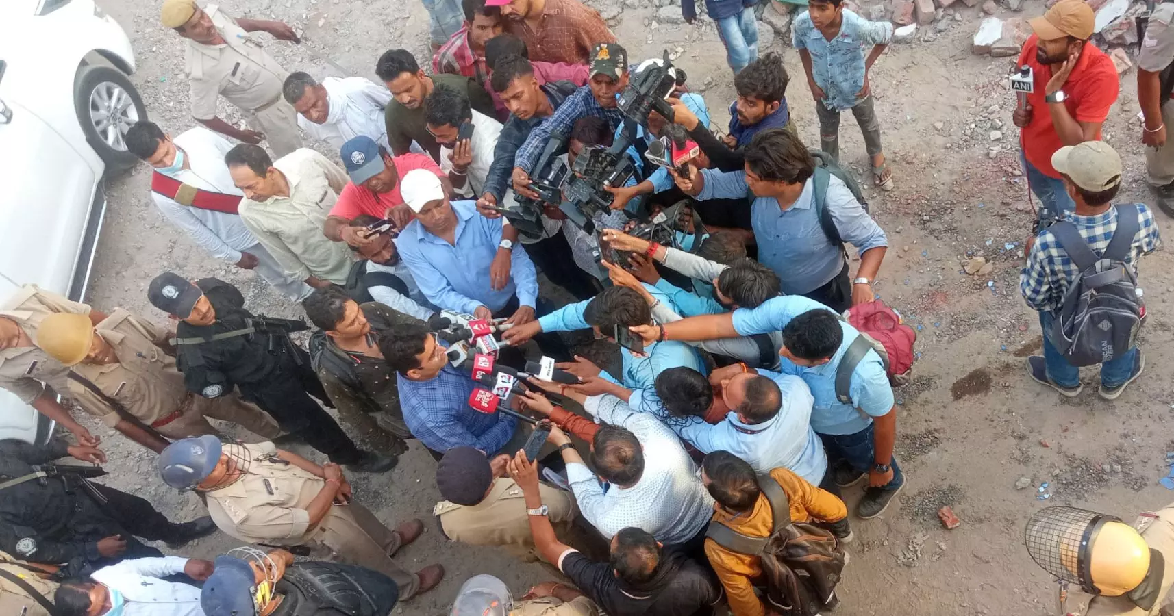 മാധ്യമങ്ങളോട് സംസാരിക്കുന്ന ജില്ലാ മജിസ്ട്രേറ്റ് സഞ്ജയ് കുമാർ ഖത്രി മാധ്യമങ്ങളോട് സംസാരിക്കുന്ന ജില്ലാ മജിസ്ട്രേറ്റ് സഞ്ജയ് കുമാർ ഖത്രി