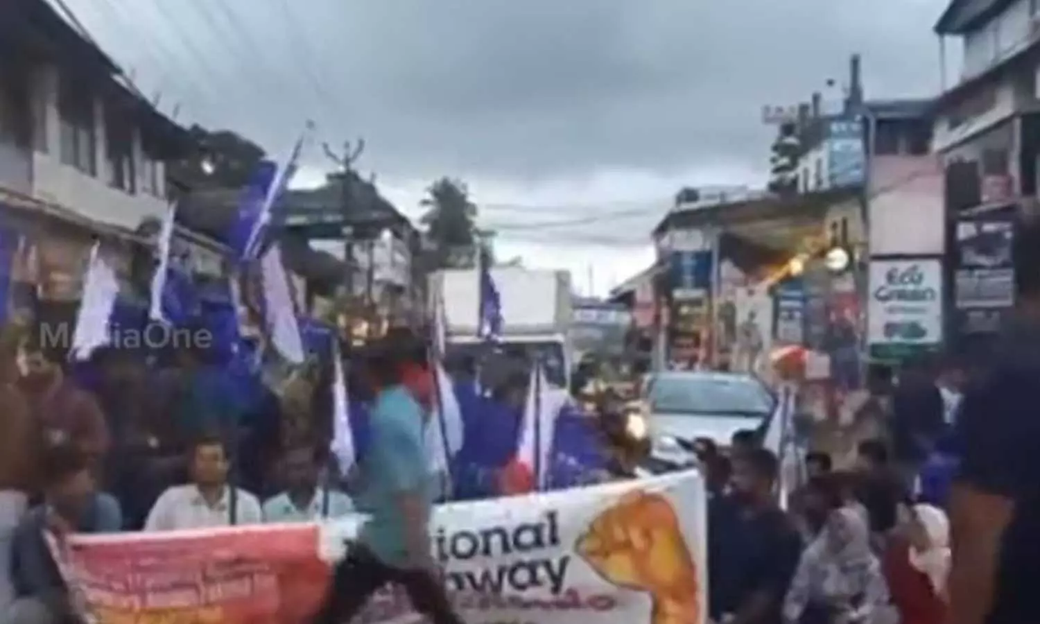 യു.പിയിൽ അഫ്രീൻ ഫാത്തിമയുടെ വീട് തകർത്ത സംഭവം: ദേശീയപാത ഉപരോധിച്ച് ഫ്രറ്റേണിറ്റി; പ്രവർത്തകരെ തല്ലിച്ചതച്ച് പൊലീസ് യു.പിയിൽ അഫ്രീൻ ഫാത്തിമയുടെ വീട് തകർത്ത സംഭവം: ദേശീയപാത ഉപരോധിച്ച് ഫ്രറ്റേണിറ്റി; പ്രവർത്തകരെ തല്ലിച്ചതച്ച് പൊലീസ്