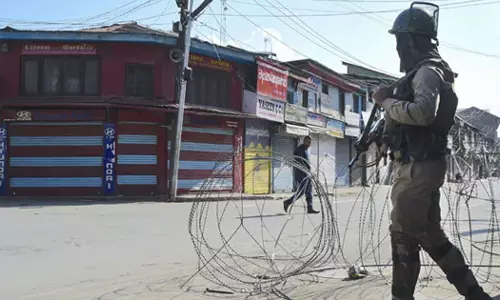 കശ്മീരില്‍ മൂന്നു ഭീകരരെ സൈന്യം ഏറ്റുമുട്ടലില്‍ വധിച്ചു