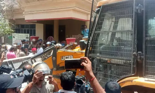 എന്താണ് സംഭവിക്കുന്നതെന്ന് ചിന്തിക്കാൻ പോലുമാകുന്നില്ല; വീട് പൊളിക്കപ്പെട്ട അഫ്രീനും കുടുംബത്തിനും പിന്തുണയുമായി ഡോ. എം.കെ മുനീർ