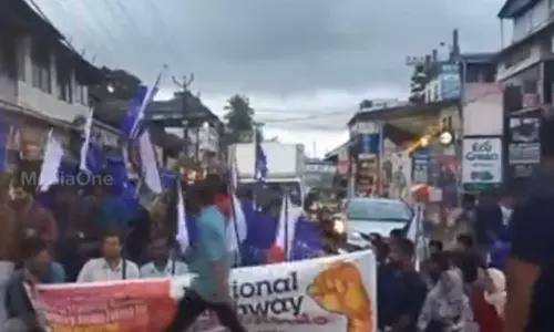 യു.പിയിൽ അഫ്രീൻ ഫാത്തിമയുടെ വീട് തകർത്ത സംഭവം: ദേശീയപാത ഉപരോധിച്ച് ഫ്രറ്റേണിറ്റി; പ്രവർത്തകരെ തല്ലിച്ചതച്ച് പൊലീസ്