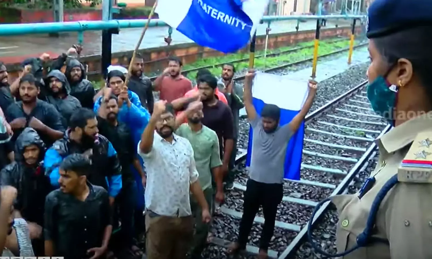 സംസ്ഥാന വ്യാപകമായി ഫ്രട്ടേണിറ്റി പ്രതിഷേധം; മലപ്പുറത്ത് ദേശീയ പാത ഉപരോധിച്ചു സംസ്ഥാന വ്യാപകമായി ഫ്രട്ടേണിറ്റി പ്രതിഷേധം; മലപ്പുറത്ത് ദേശീയ പാത ഉപരോധിച്ചു