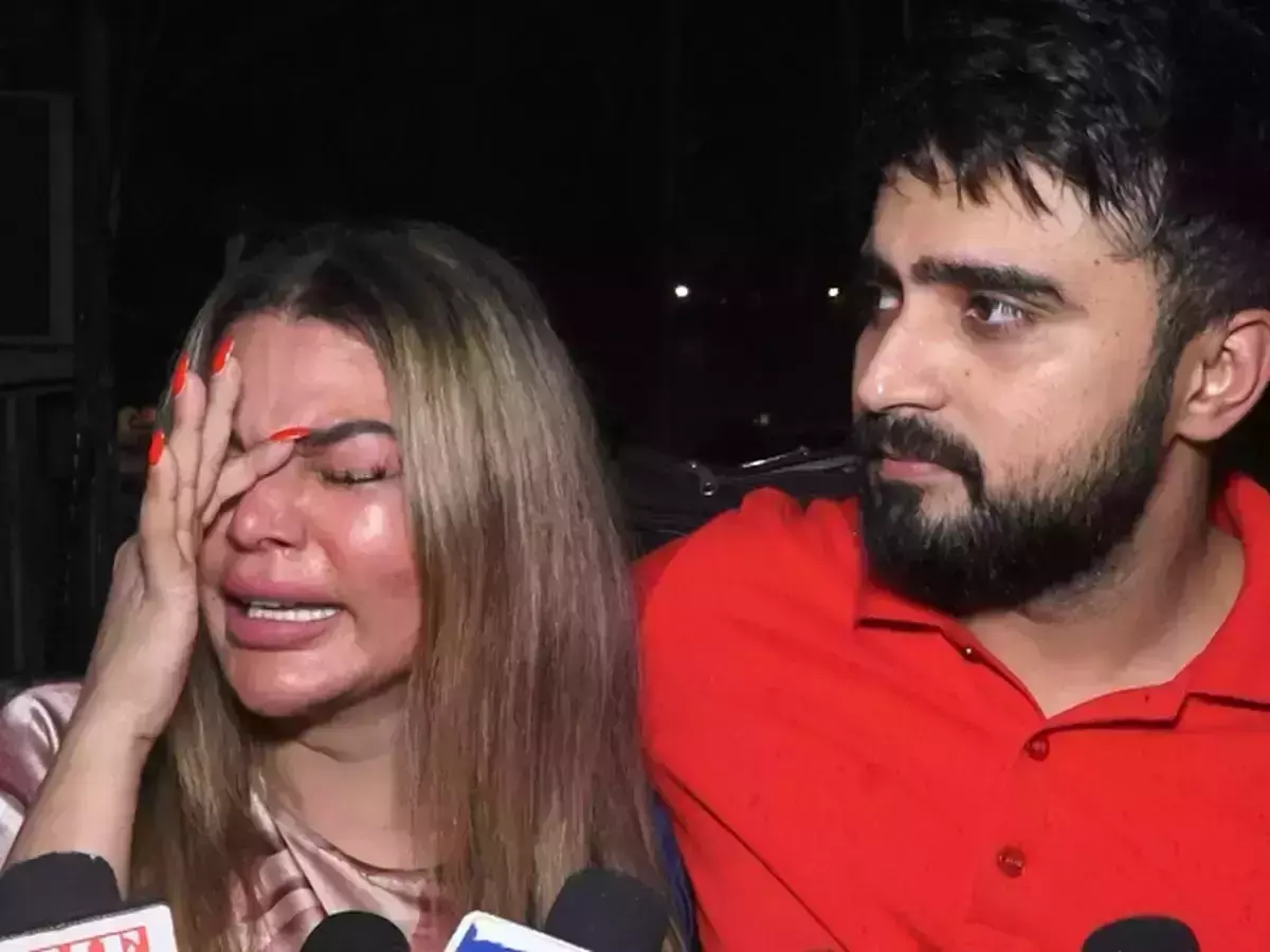 ഇതുപോലൊരു ഭര്ത്താവിനെ വേറെയാര്ക്കും കിട്ടരുത്; പൊട്ടിക്കരഞ്ഞ് രാവി സാവന്ത് ഇതുപോലൊരു ഭര്ത്താവിനെ വേറെയാര്ക്കും കിട്ടരുത്; പൊട്ടിക്കരഞ്ഞ് രാവി സാവന്ത്