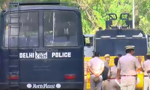 എ.ഐ.സി.സി ഓഫീസ് പരിസരത്ത് നിരോധനാജ്ഞ; പ്രതിഷേധവുമായി എത്തിയ കോൺഗ്രസ് നേതാക്കളെ അറസ്റ്റ് ചെയ്തുനീക്കി