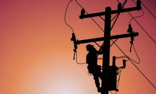 പൊലീസ് പിഴ അടപ്പിച്ചു; സ്റ്റേഷന്റെ ഫ്യൂസൂരി ലൈൻമാൻ