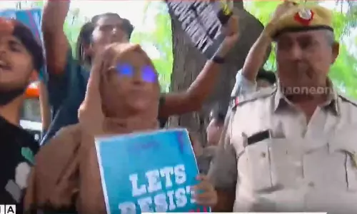 പ്രവാചക നിന്ദയ്‌ക്കെതിരെ പ്രതിഷേധിച്ചവരുടെ വീടു പൊളിക്കൽ നടപടി: ഡൽഹിയിൽ യു.പി ഭവനു മുന്നിൽ പ്രതിഷേധം