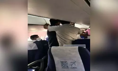 പ്രതിഷേധം ആകാശത്തും; മുഖ്യമന്ത്രിക്കെതിരെ വിമാനത്തിനുള്ളില്‍ പ്രതിഷേധം