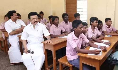 ക്ലാസ് മുറിയില്‍ അപ്രതീക്ഷിതമായി സ്റ്റാലിന്‍ ; വിദ്യാര്‍ഥികള്‍ക്കൊപ്പം ബെഞ്ചിലിരുന്ന് ക്ലാസ് കേട്ടു, ചിത്രം വൈറല്‍