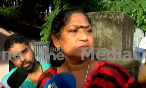 മനുഷ്യത്വമുണ്ടോ, വീടും പരിസരവും ഉണ്ടെന്ന് അറിയില്ലേ; തലസ്ഥാനത്ത് പൊലീസിന്റെ കണ്ണീർ വാതകം വീട്ടിലേക്ക് വീണതായി പരാതി