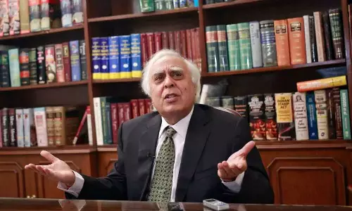 മോദിജിയെ എങ്ങനെ കുറ്റപ്പെടുത്തും, മുഖ്യധാരാ മാധ്യമങ്ങൾ കോൺഗ്രസിനെ വിമർശിക്കാൻ വഴി നോക്കണം; പരിഹാസവുമായി കപിൽ സിബൽ