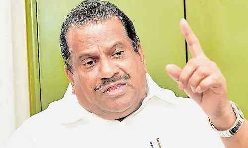 മുഖ്യമന്ത്രിയെ ആക്രമിക്കാൻ വന്നവരെ ഞാൻ തടഞ്ഞു, പിന്നെ ചുംബിക്കണോ?: ഇ.പി ജയരാജൻ