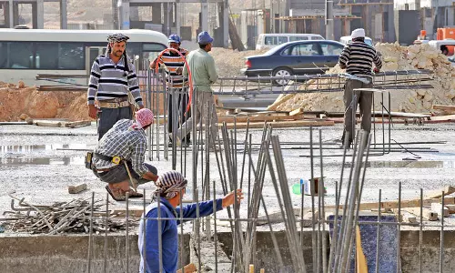 ബഹ്‌റൈനില്‍ അനധികൃത വിദേശ തൊഴിലാളികളെ   കണ്ടെത്തുന്നതിനായി പരിശോധന നടത്തി