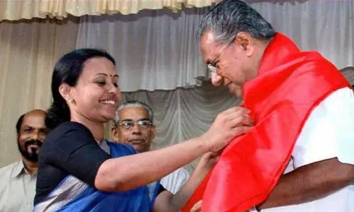 തീയിൽ കുരുത്തത് വെയിലത്ത് വാടില്ല; പിണറായി വിജയന് പിന്തുണയുമായി വീണ ജോർജ് തീയിൽ കുരുത്തത് വെയിലത്ത് വാടില്ല; പിണറായി വിജയന് പിന്തുണയുമായി വീണ ജോർജ്