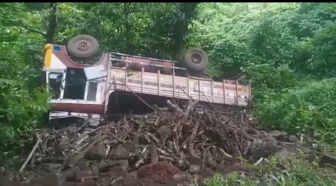 അതിരപ്പിള്ളിയില്‍ ലോറി 20 അടി താഴ്ചയിലേക്ക് വീണു; ഡ്രൈവര്‍ അത്ഭുതകരമായി രക്ഷപ്പെട്ടു